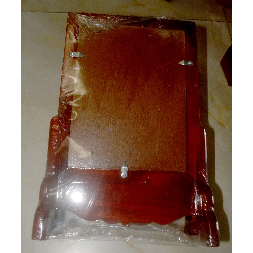 Khung hình có chân bằng gỗ đặt bàn thờ