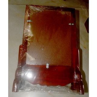 Khung hình có chân bằng gỗ đặt bàn thờ