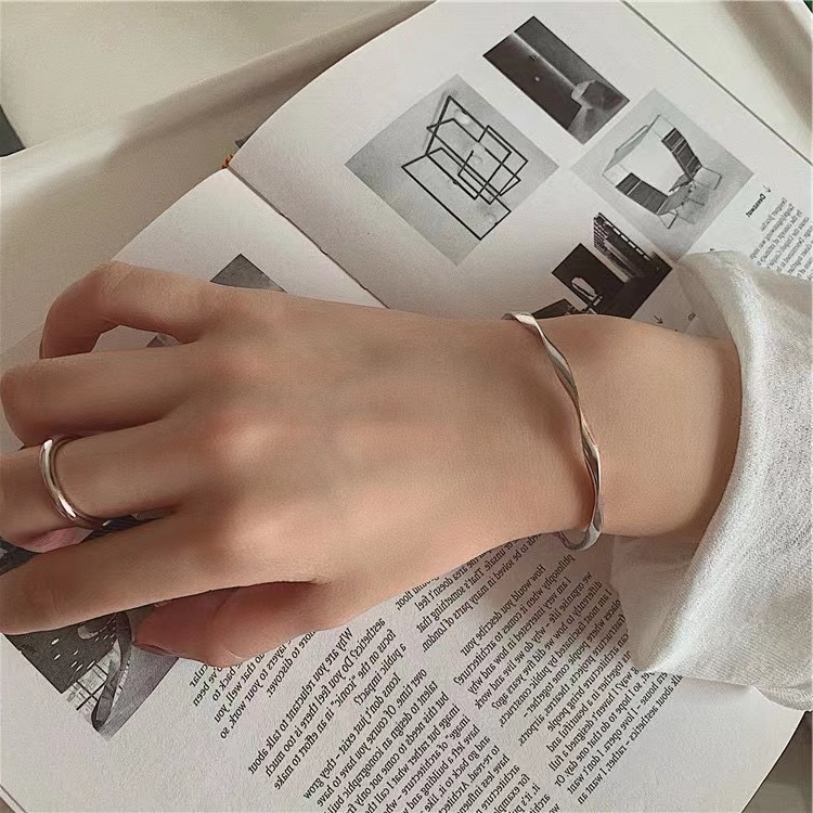 Vòng đeo tay kiểu gợn sóng phong cách Hàn Quốc cá tính chất liệu kim loại | BigBuy360 - bigbuy360.vn