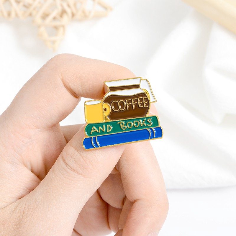 Ghim cài áo QIHE JEWELRY hình sách và cà phê màu sắc sáng tạo