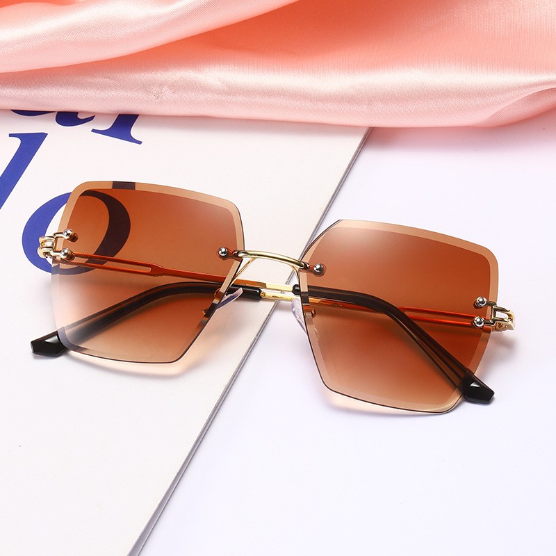 Kính râm thiết kế dáng vuông màu gradient sành điệu trẻ trung cho nữ