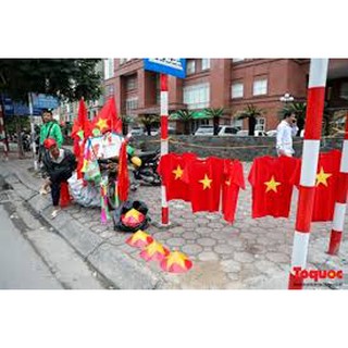 Nón lá vẽ cờ đỏ sao vàng