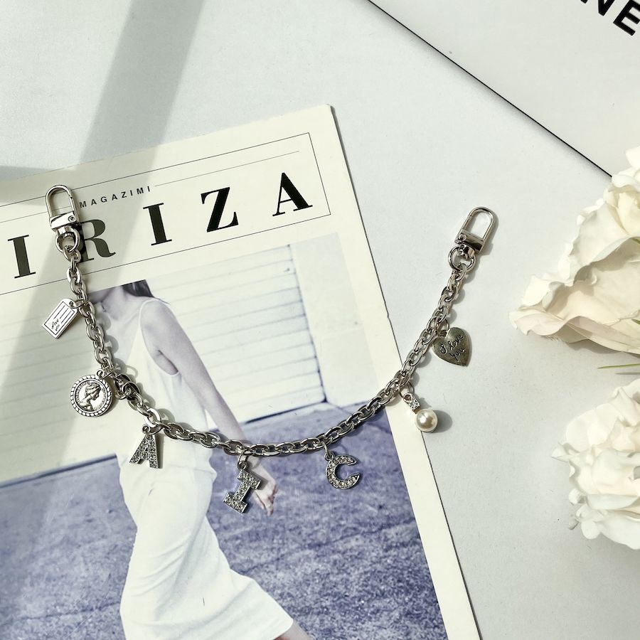 Chuỗi dây xích kim loại có chữ dùng để gắn trang trí túi xách/dây đeo