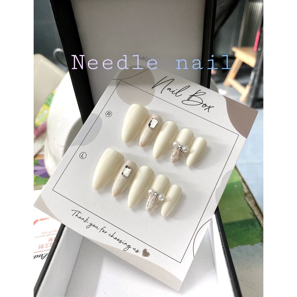 Nail box màu trắng sữa đính ngọc xinh nhẹ nhàng