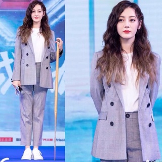 Set áo khoác blazer và quần không kèm áo trắng trong kẻ sọc xám phối đồ chuyên nghiệp