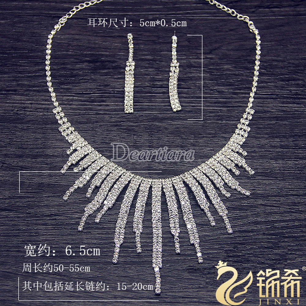 Vòng cổ và hoa tai đính đá phong cách sang trọng