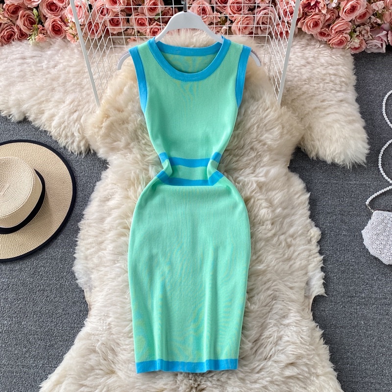 Đầm body thun len trơn phối viền ở cổ và eo chân đầm