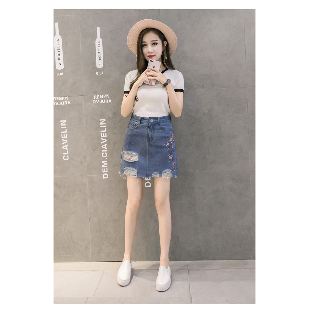 Chân váy jean thêu hoa anh đào BERI | BigBuy360 - bigbuy360.vn