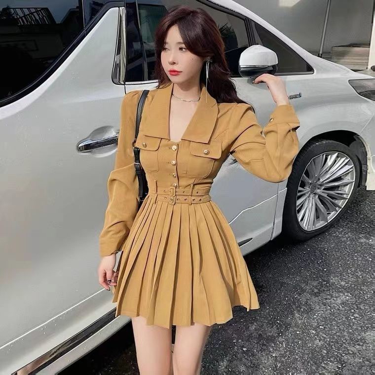 In the early autumn of 2022, the new royal sister Fan Yuan's temperament, high sense, long sleeves, waist pleated dress, female.