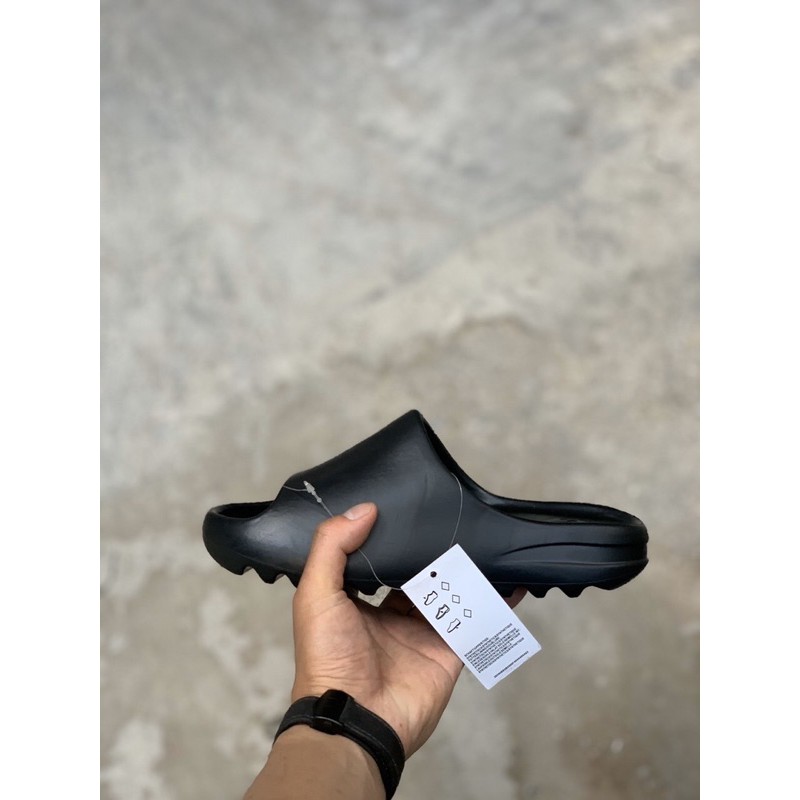 Dép thể thao đen trơn