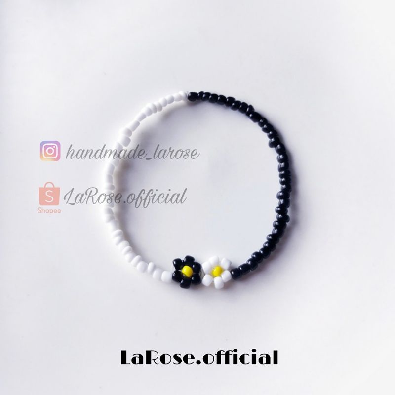 Vòng tay hoa xen lẫn đen trắng cùng Woozi