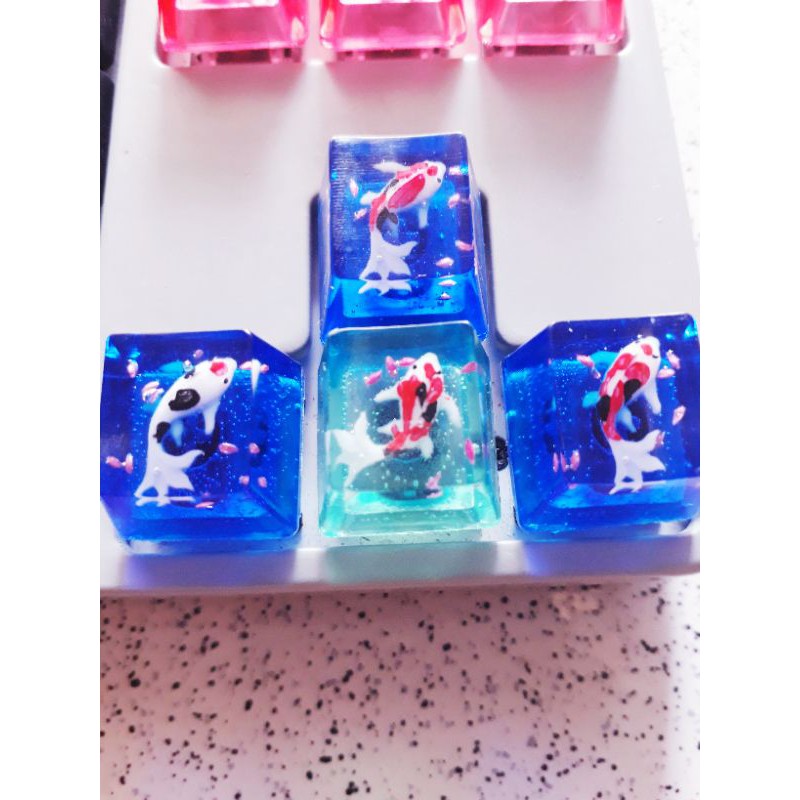 Keycap resin cá koi hiệu ứng cánh hoa anh đào.