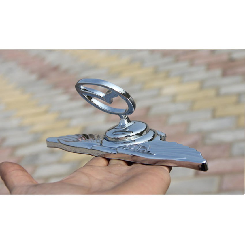 Biểu tượng logo Mazda cánh chim đặt nắp capo
