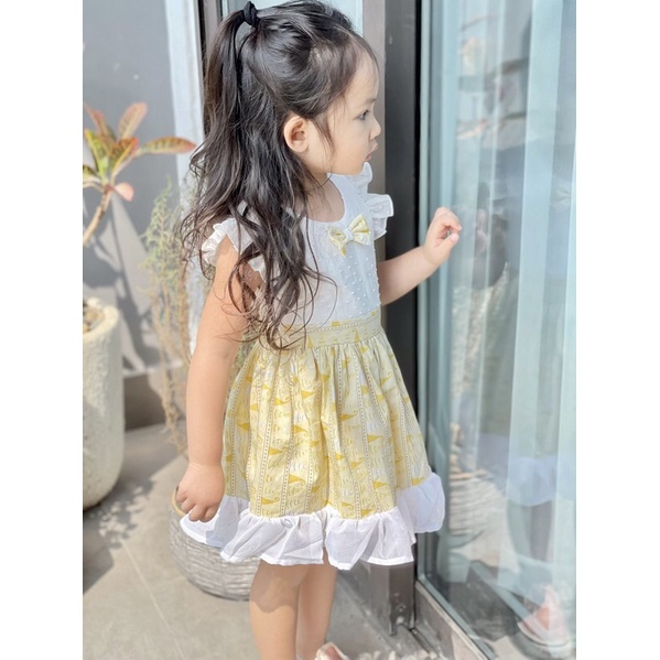 Yếm vàng Lennco buộc nơ sau cho bé gái