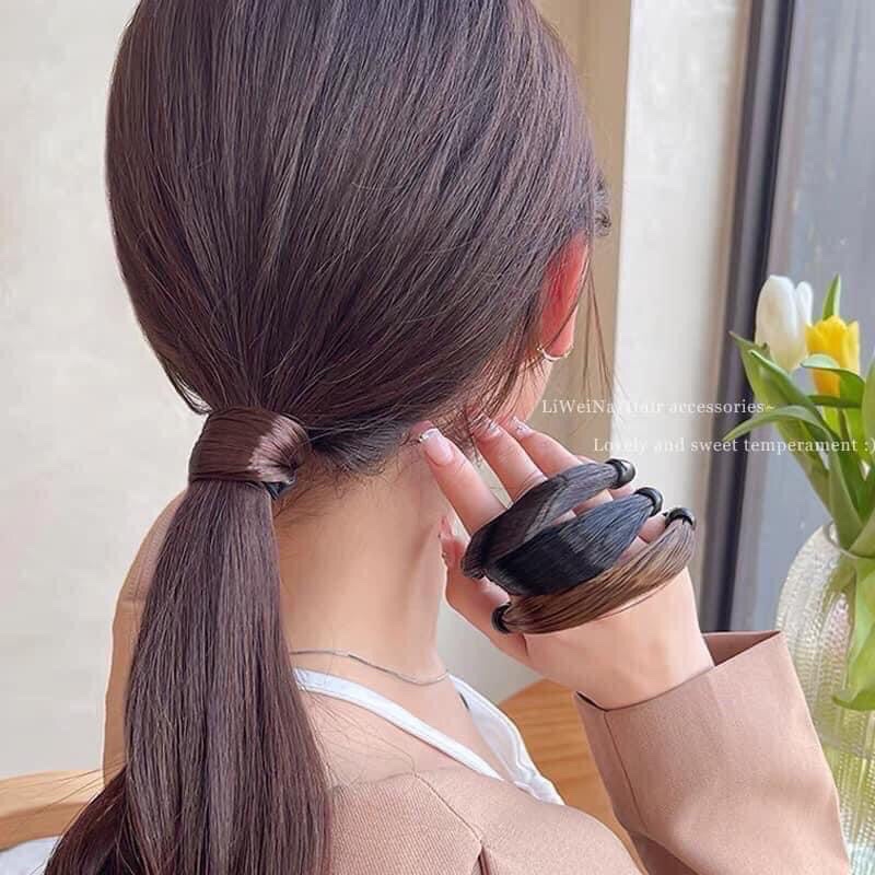 Day cột tóc bằng tóc giả thời trang