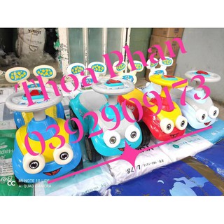 Xe lắc chòi chân minion có nhạc cho bé