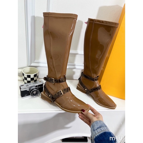 Bốt thời trang cổ cao