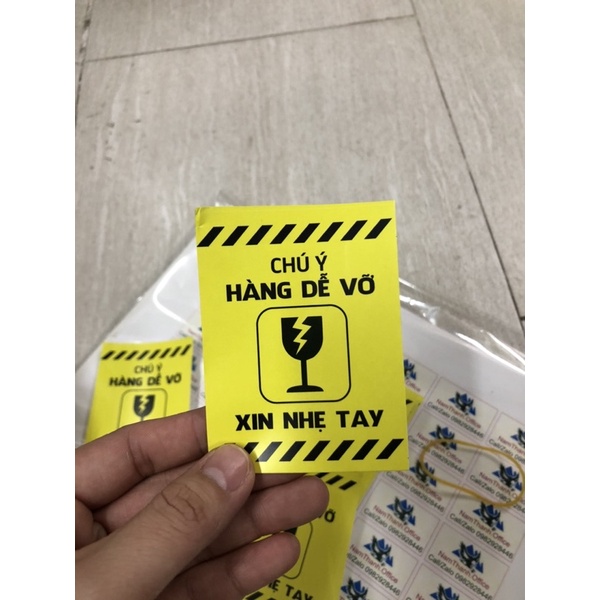 100 tem cảnh báo hàng dễ vỡ xin nhẹ tay bóc dán