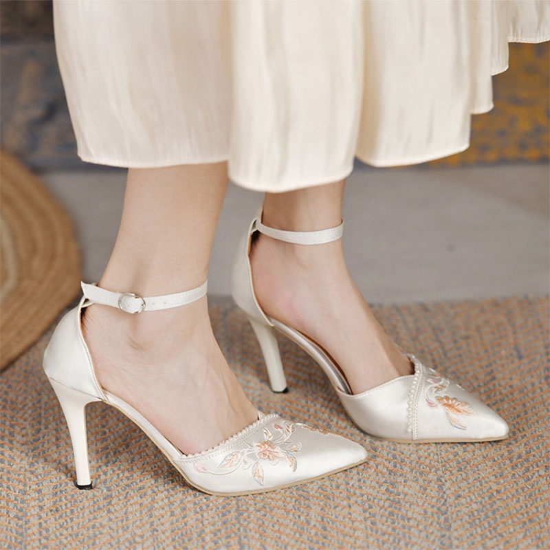 LANCESHOES Plus Size  Giày cao gót trắng mũi nhọn của nữ Satin Vòng mắt cá chân Quai đeo giày cao gót giày cưới