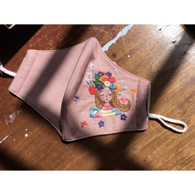 Khẩu trang vải thêu tay cô gái hoa | BigBuy360 - bigbuy360.vn