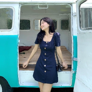Đầm cổ vuông phối nút gỗ