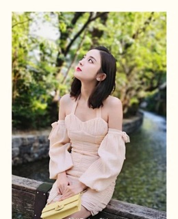 Đầm ôm hở vai Cổ Lực Na Trát