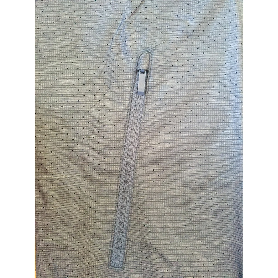 Áo khoác gió 2 lớp Aristino AJK004W9 có mũ liền, chun rút ở phần gấu áo, tay có miếng dính điều chỉnh