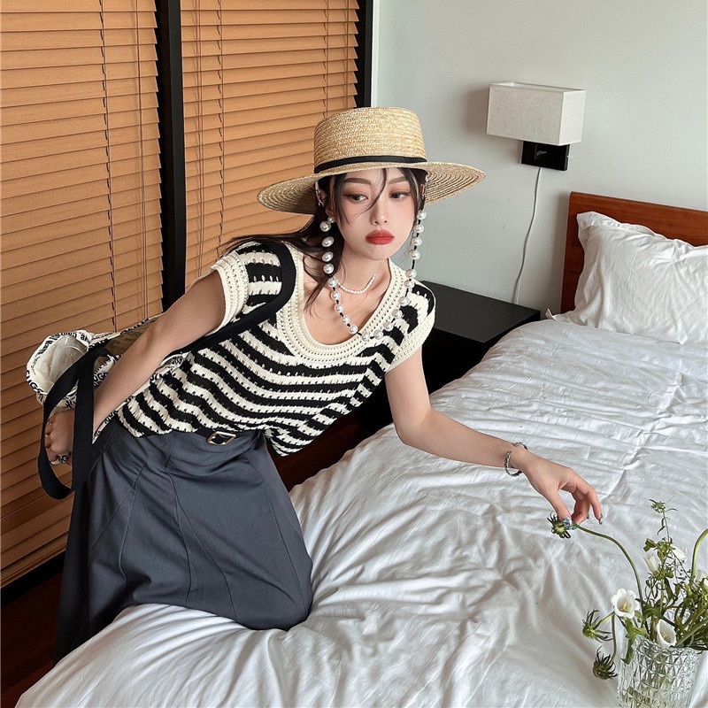 Áo Dệt Kim Sát Nách Cổ Tròn Hoạ Tiết Kẻ Sọc Thiết Kế Khoét Độc Đáo