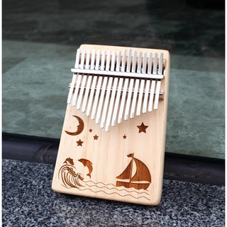 Đàn kalimba 17 phím khắc hình thuyền và biển, tặng đầy đủ phụ kiện, túi, búa, hướng dẫn tự học, khăn lau, dán phím