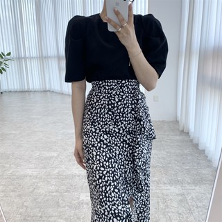 Set áo đen ngắn tay cổ tròn chân váy chấm bi xẻ bèo, có tách lẻ