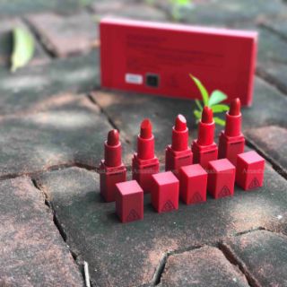 Bộ son mini thỏi tông đỏ lỳ mịn.