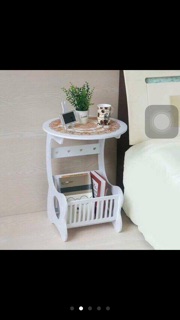 Bàn gỗ để đầu giường