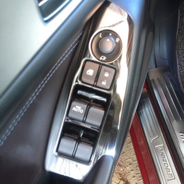 Ốp bảng lên xuống kính, bảng hộp số Mazda 3 bản fl cuối 2017-2019