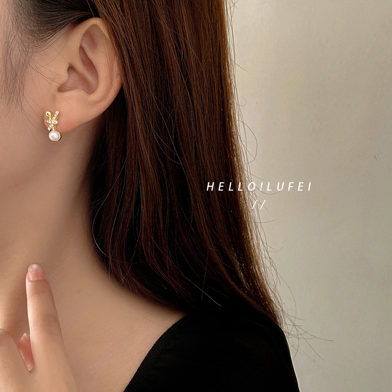 Khuyên Tai Đính Hạt Ngọc Trai Đơn Giản Và Thanh Lịch