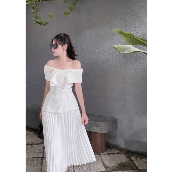 ÁO BẸT VAI SANG CHẢNH MÀU TRẮNG VÀ CHÂN VÁY DẬP LY TRẮNG VINTAGE KÍN ĐÁO SUNFASHION