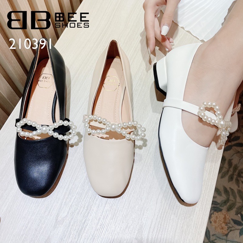 BEESHOES - GIÀY BÚP BÊ NỮ MŨI VUÔNG QUAI NGANG NƠ - GIÀY BÚP BÊ NỮ MŨI VUÔNG ĐẾ VUÔNG CAO 2 PHÂN SẴN MÀU TRẮNG 210391