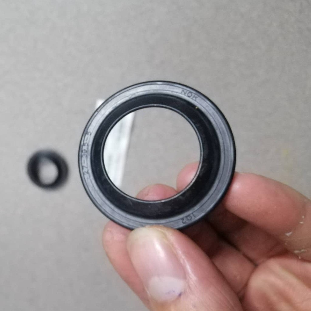 Phớt chắn bụi trước.