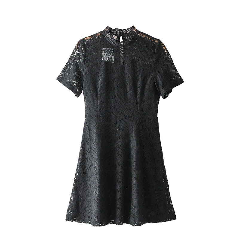 Đầm ren đen Urban Revivo