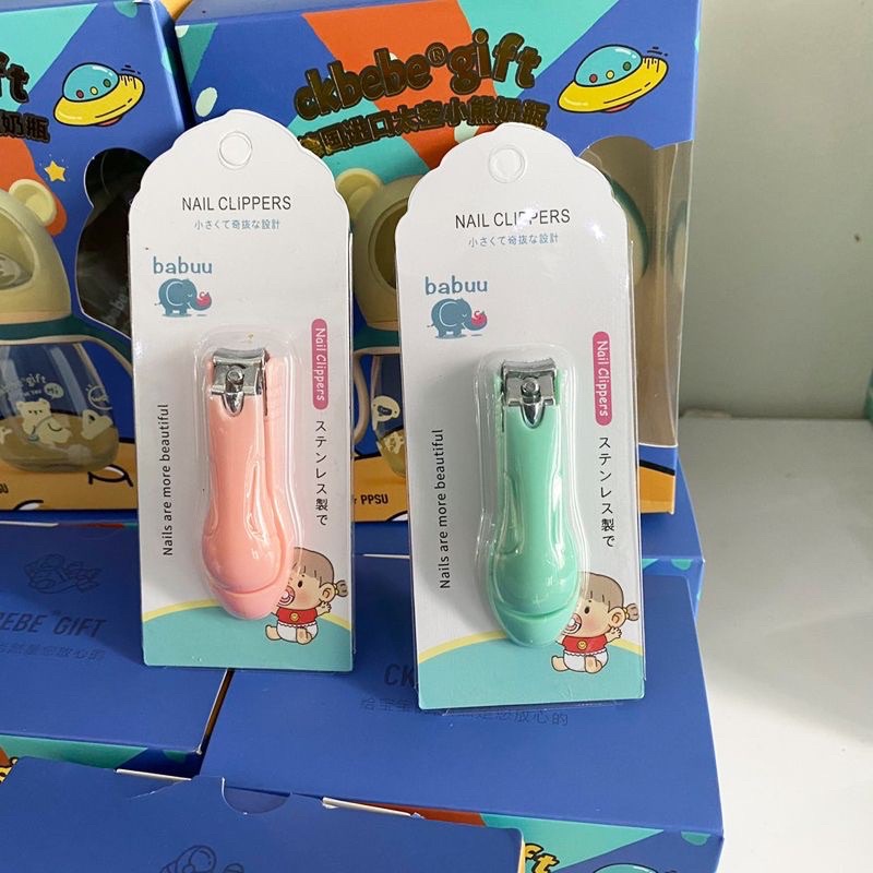 Bấm móng tay cho bé Babuu xuất Nhật