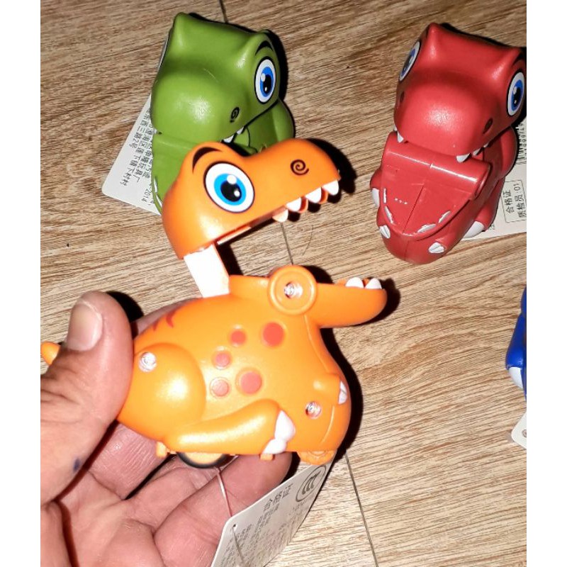 Một chiếc xe khủng long siêu dễ thương chạy chớn bằng nhựa rất đẹp