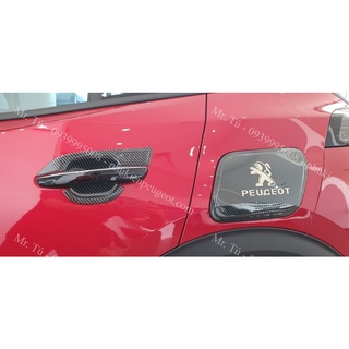 Combo ốp nắp bình xăng + ốp hõm mở cửa Peugeot 2008 vân cacbon