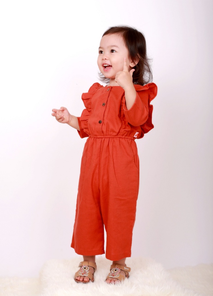 Bộ liền jumpsuit bé gái linen bèo vai dễ thương