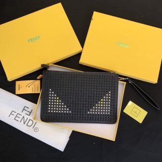Túi Clutch fendi full box túi vải thẻ  Hàng chuẩn đét đẹp long lanh luôn ạ  Đựng vừa cả ipad air   360k