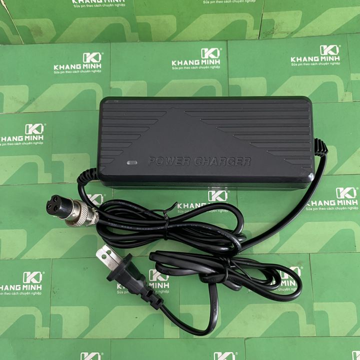 Sạc xe điện 10S 36V - 42V M16 giắc tròn 3 chấu lớn có đèn báo đầy