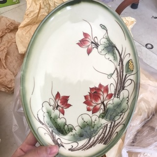 Đĩa bầu dục vẽ hoa sen Bát Tràng số 2 kích cỡ 26x17cm