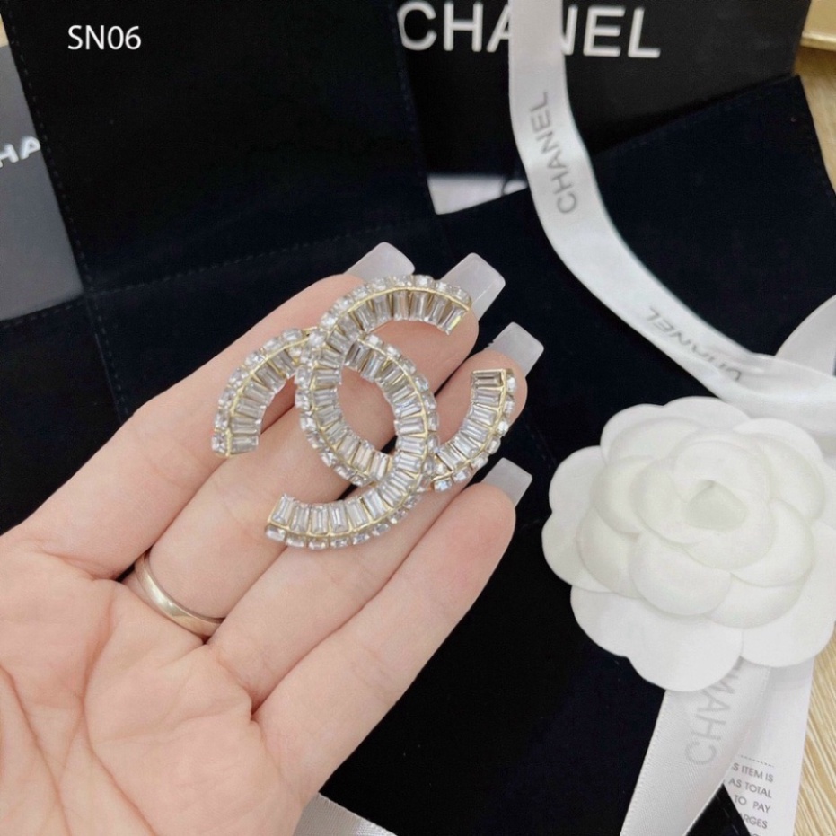 Tag cài áo channel  By Bumbeda