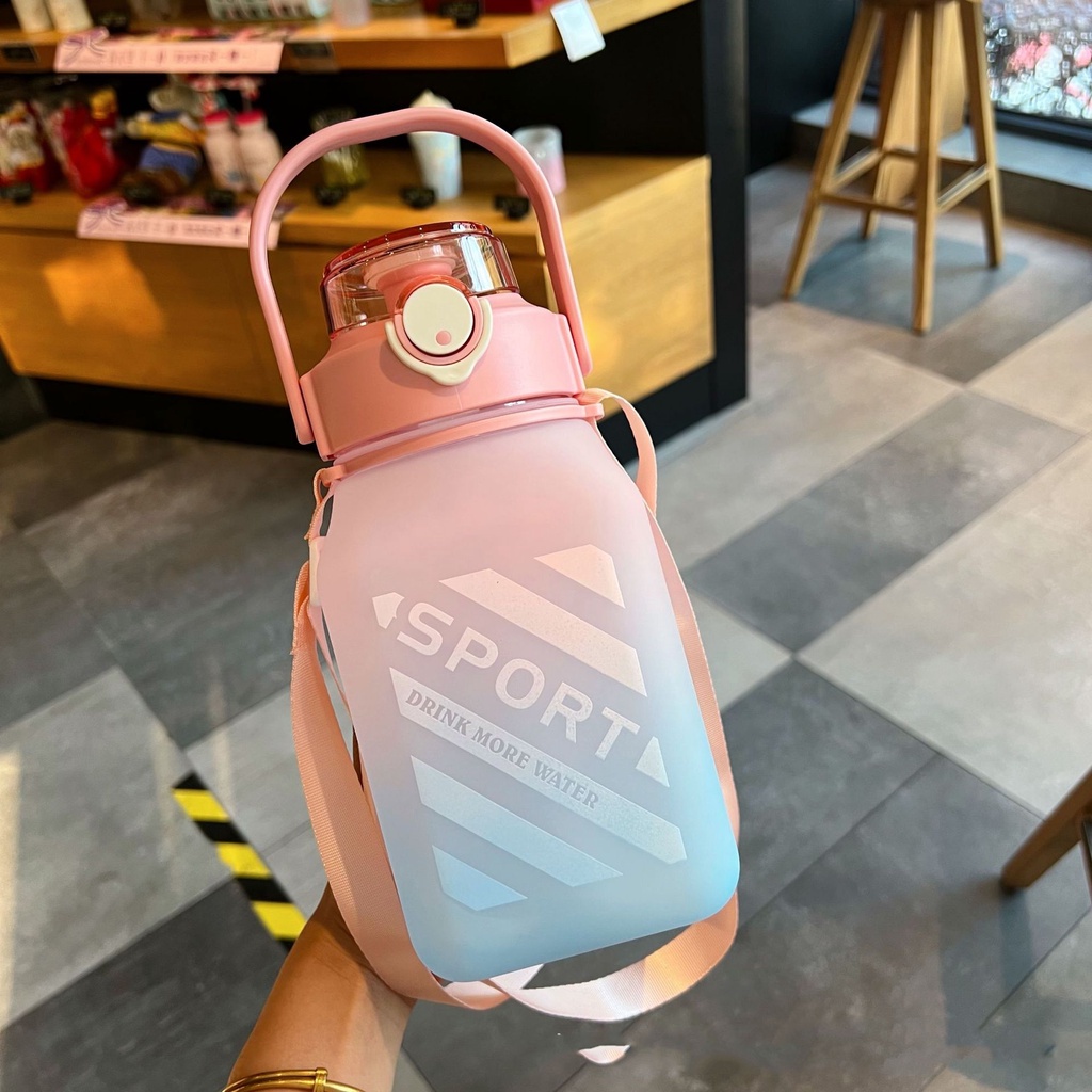 [ Tặng kèm sticker] Bình đựng nước 1,5L Sport Nhiều Màu Siêu Dễ Thương Tặng Kèm Dây Và Quai Xách - Cốc Cố