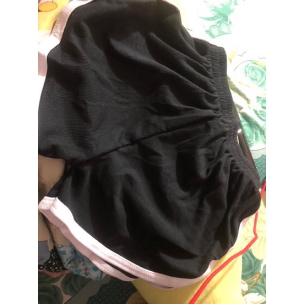Quần đùi viền đen  thiết kế 3 sọc viền thể thao bên hông co giãn thoải mái thich hợp mặc nhà, tập gym.