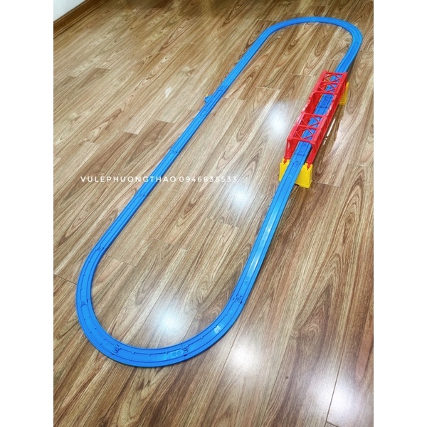 Ray khổng lồ tàu đi qua cầu Takara Tomy cho bé