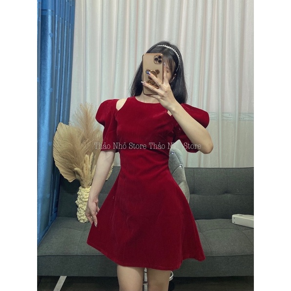 váy nhung đỏ khoét vai form xoè (hình thật shop Thảo Nhỏ Store chụp)